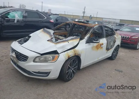 2016 Volvo S60 T5 Drive-E Premier z USA, uszkodzony, nr VIN YV126MFK3G2396831